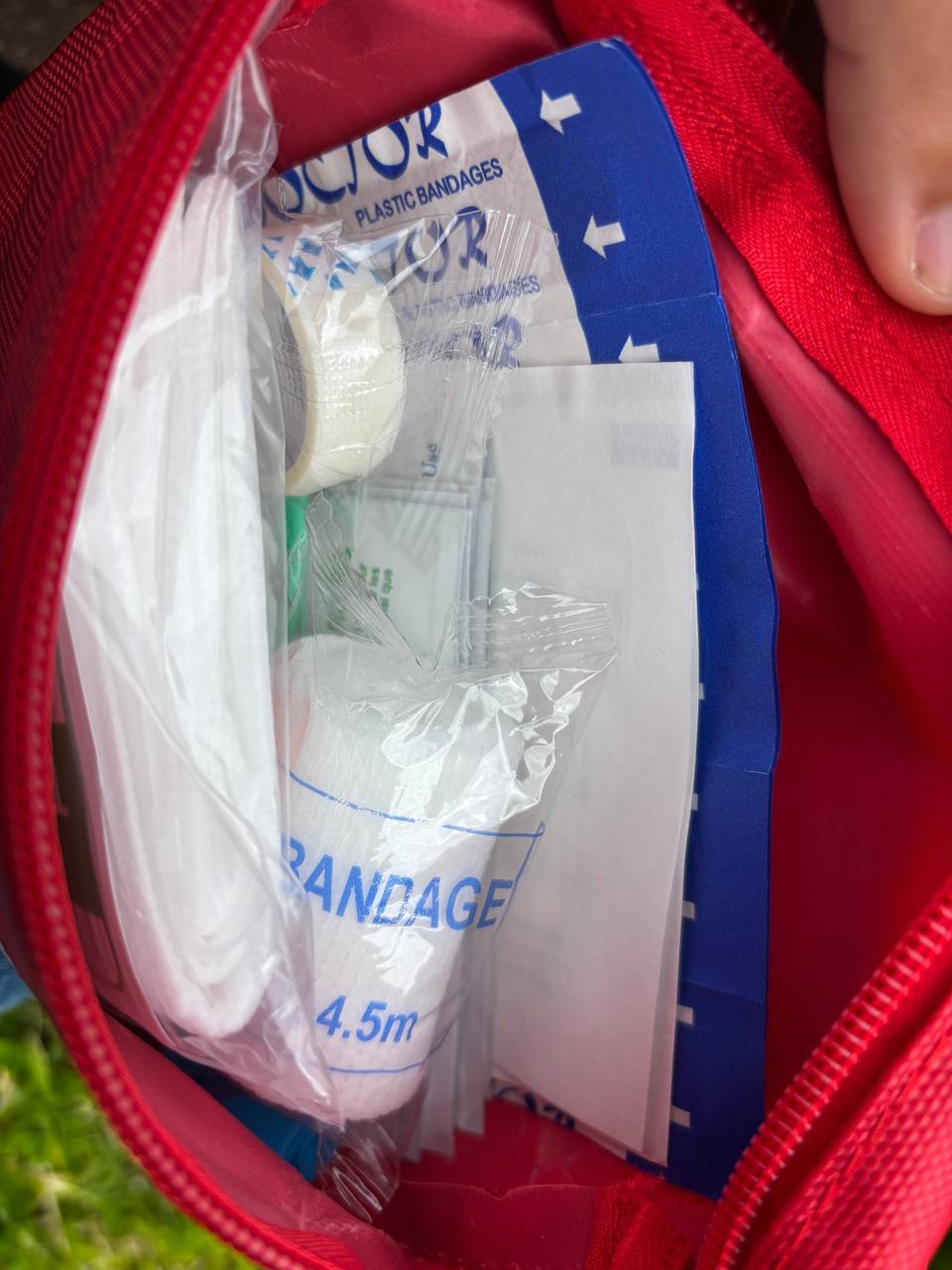 BOLSA DE SUPERVIVENCIA Y MULTIHERRAMIENTAS CON BOLSA DE PRIMEROS AUXILIOS
