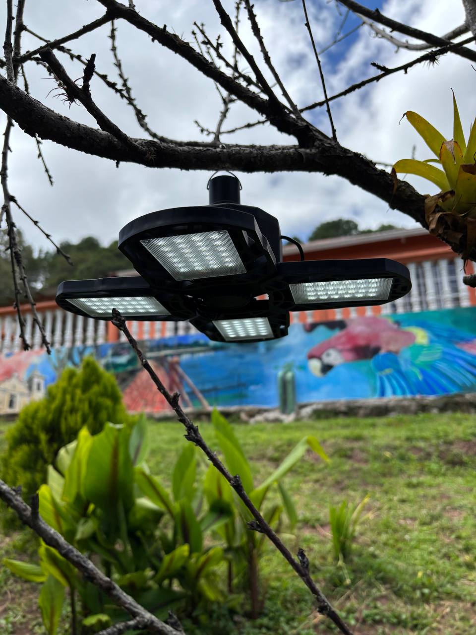 REFLECTOR RETRÁCTIL DE ALTA LUMINOSIDAD, RECARGABLE, SOLAR Y PORTÁTIL/COLGANTE