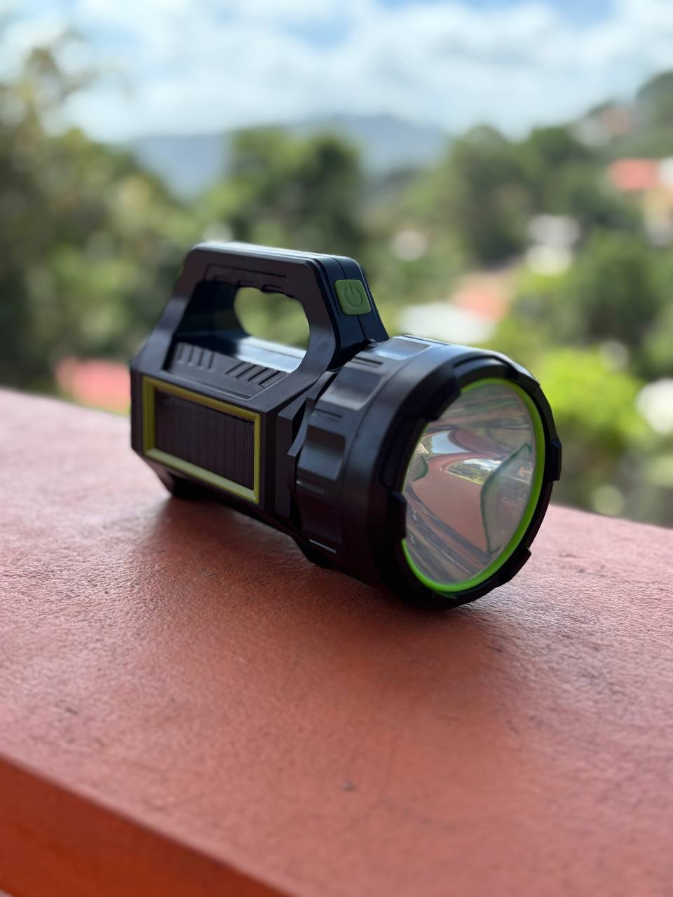 Linterna Patrullaje Solar 12000 Lumenes