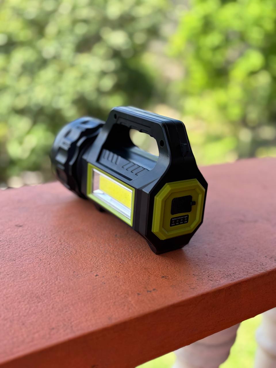 Linterna Patrullaje Solar 12000 Lumenes