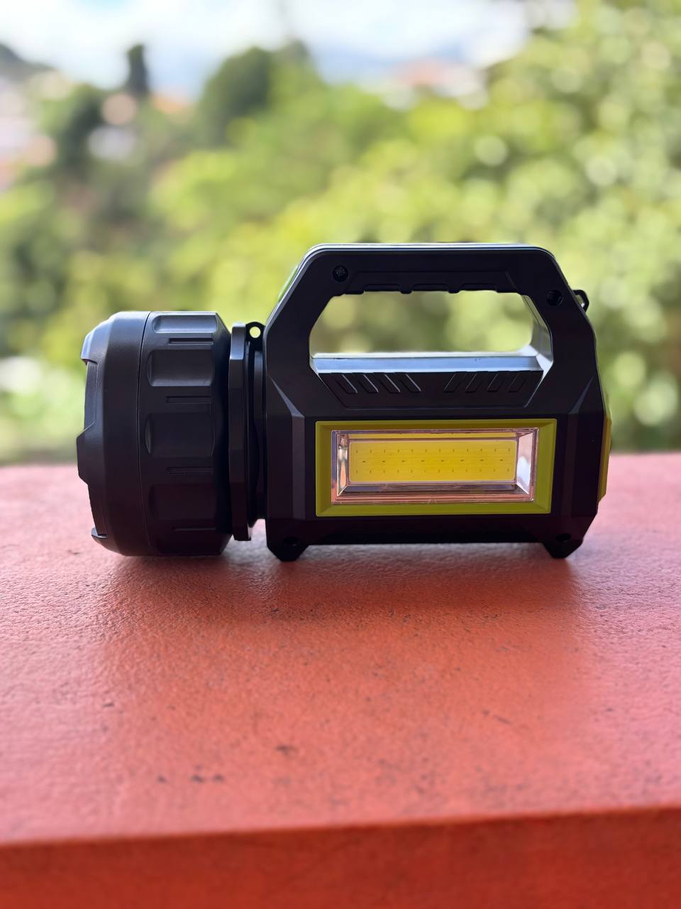 Linterna Patrullaje Solar 12000 Lumenes