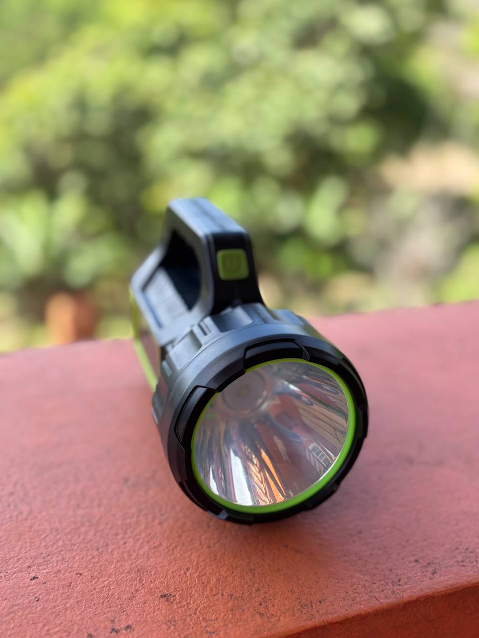Linterna Patrullaje Solar 12000 Lumenes