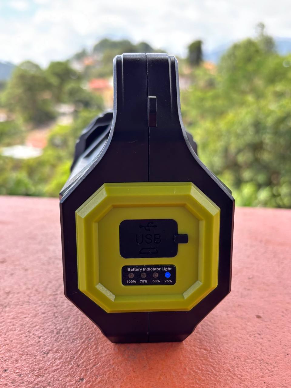 Linterna Patrullaje Solar 12000 Lumenes