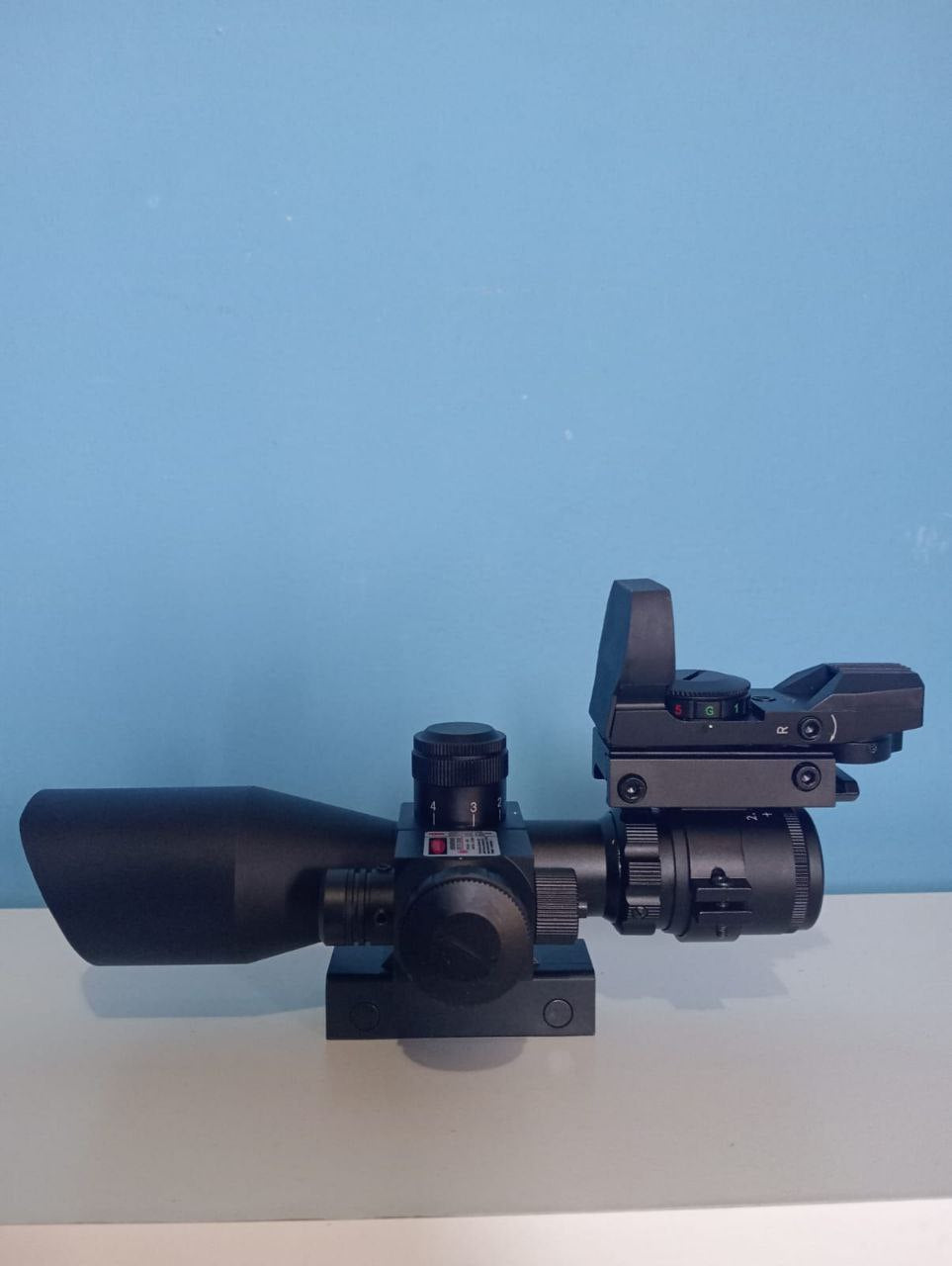 MIRA COMBO SCOPE 3 EN 1 COMPACTA 2.5-10x40 con un láser rojo integrado