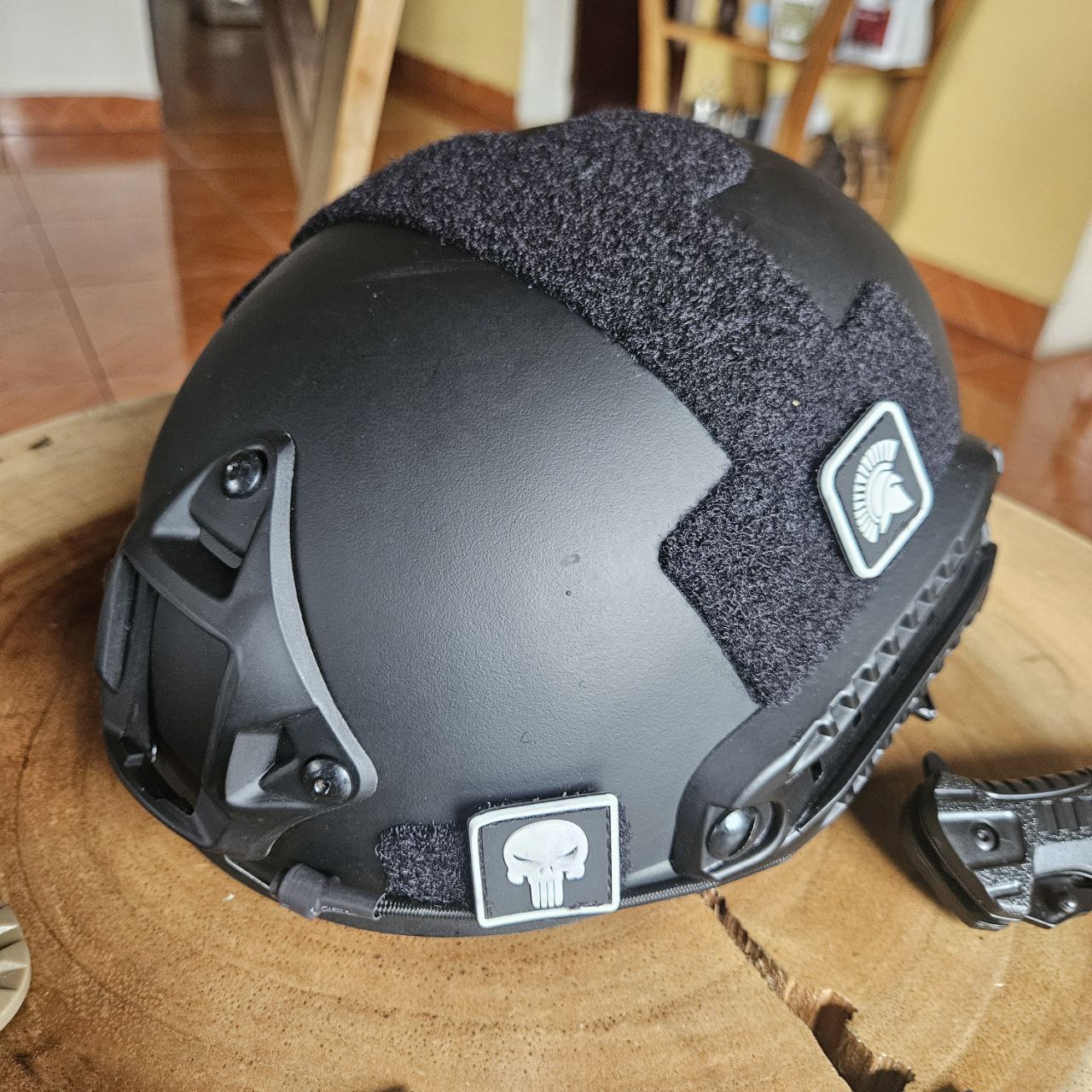 CASCO TIPO FAST TACTICO ANTIDISTURBIO/ DE FIBRA DE RESINA