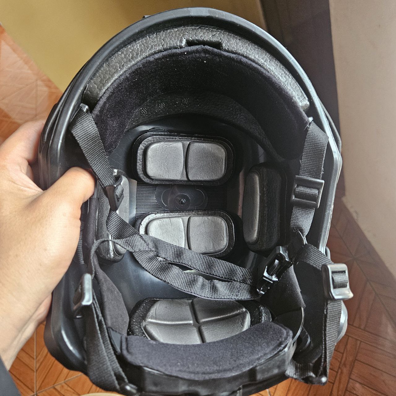 CASCO TIPO FAST TACTICO ANTIDISTURBIO/ DE FIBRA DE RESINA